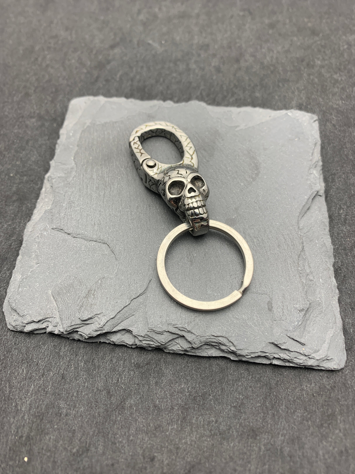 Edelstahl Schlüsselanhänger GRAVE SKULL