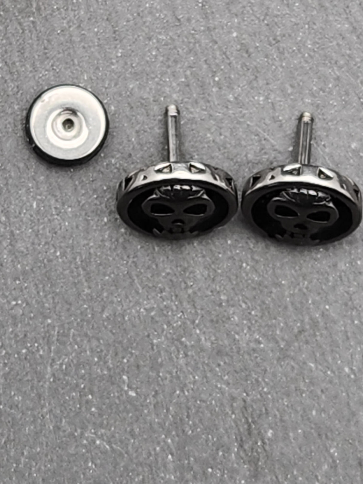 Edelstahl Ohrstecker "Skullface" mit Drehverschluss