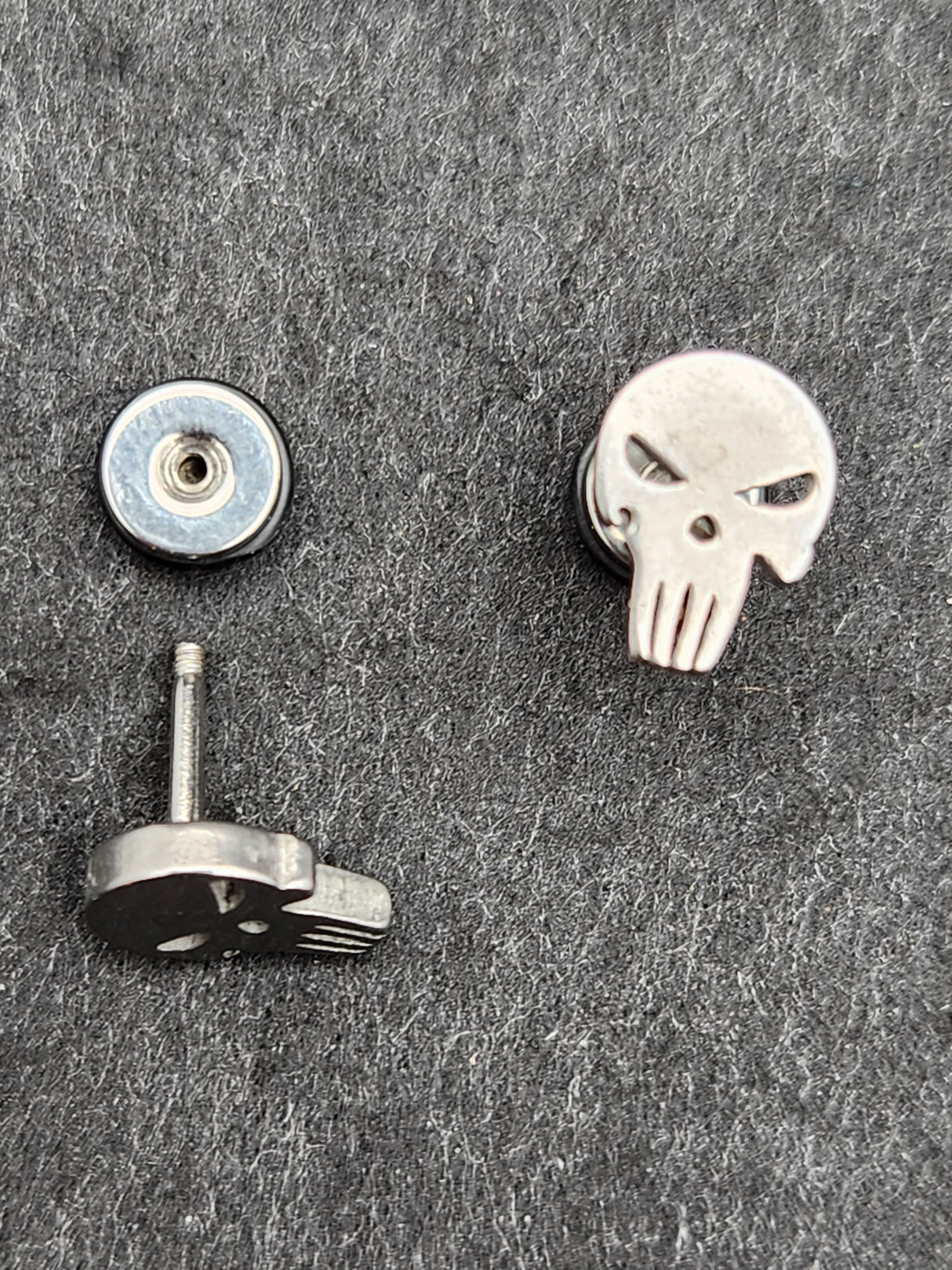 Edelstahl Ohrstecker "Silver Skull" mit Drehverschluss